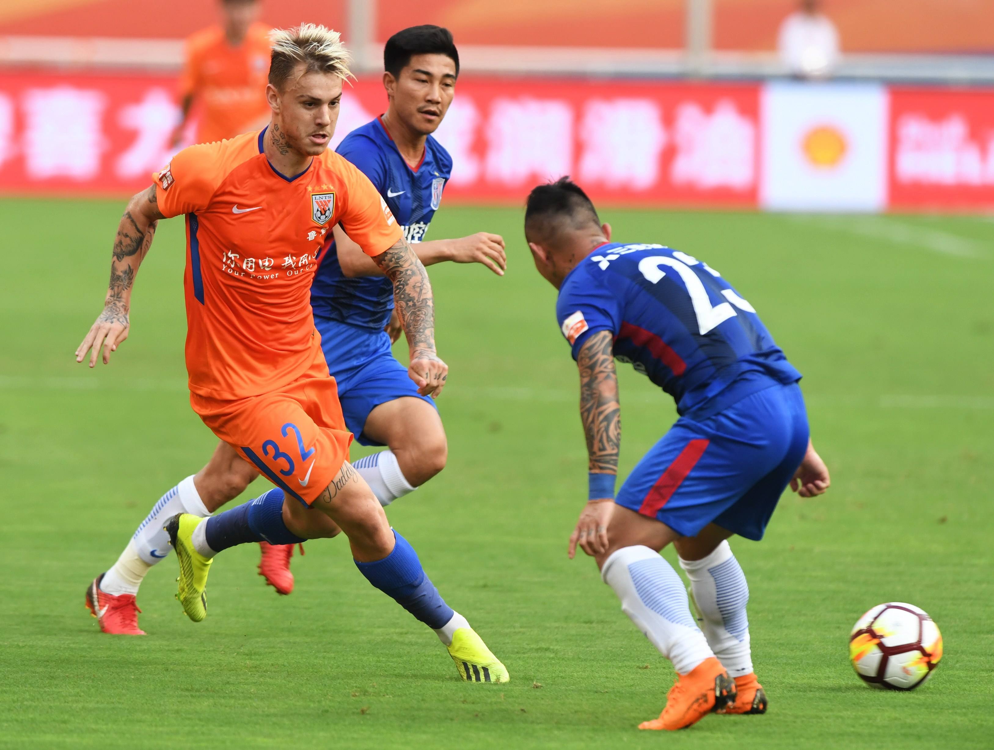 中超裁判组团恶心人，三大主裁5分钟判不出违规，再度刷新下限