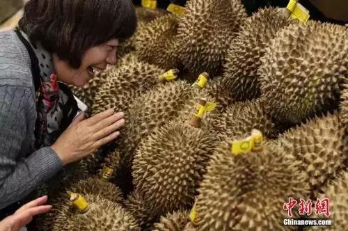 女子机场安检被查,女子机场被抓