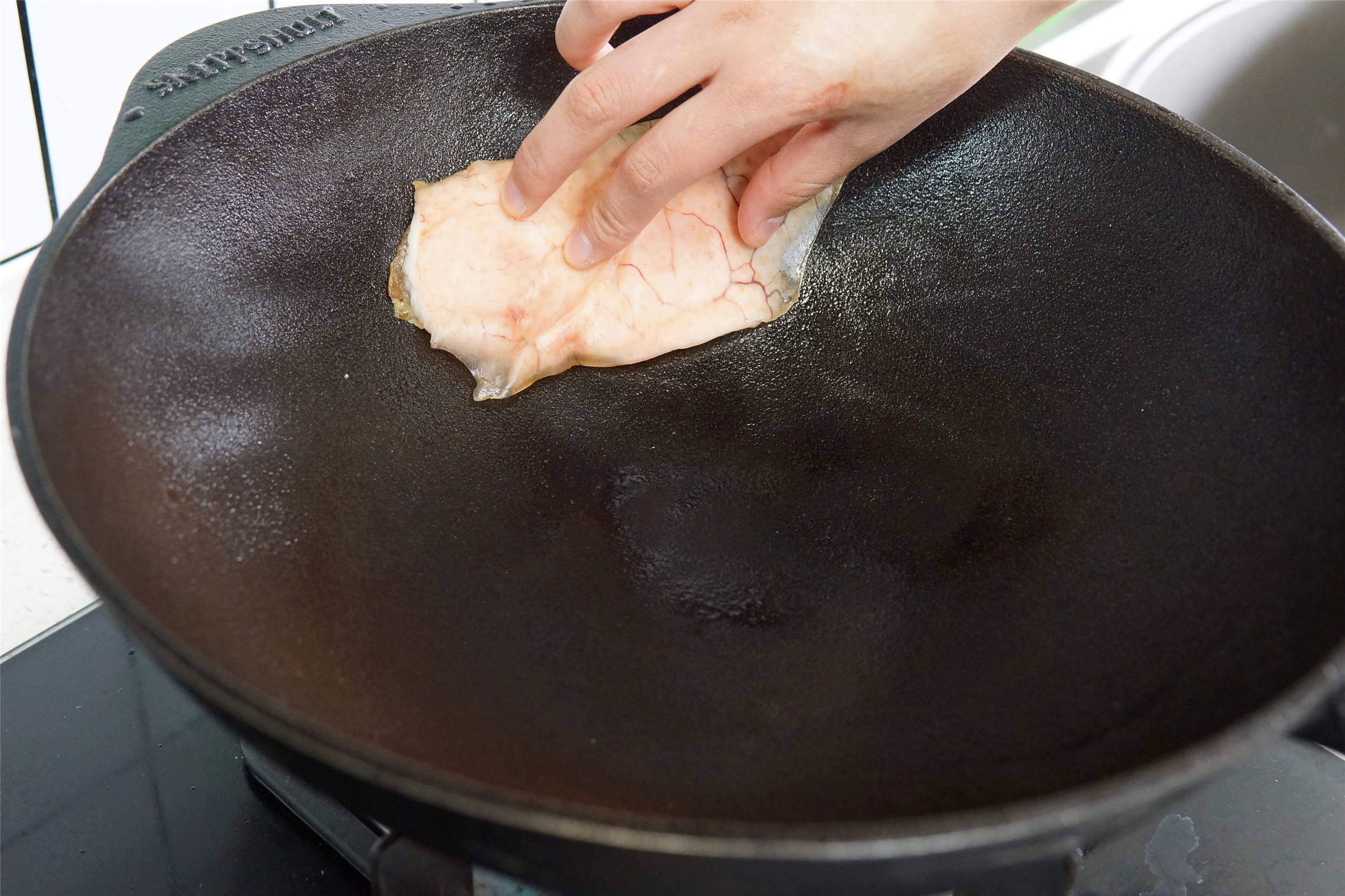 新铁锅如何开锅才不生锈不粘锅,新铁锅怎么开锅不沾油烟