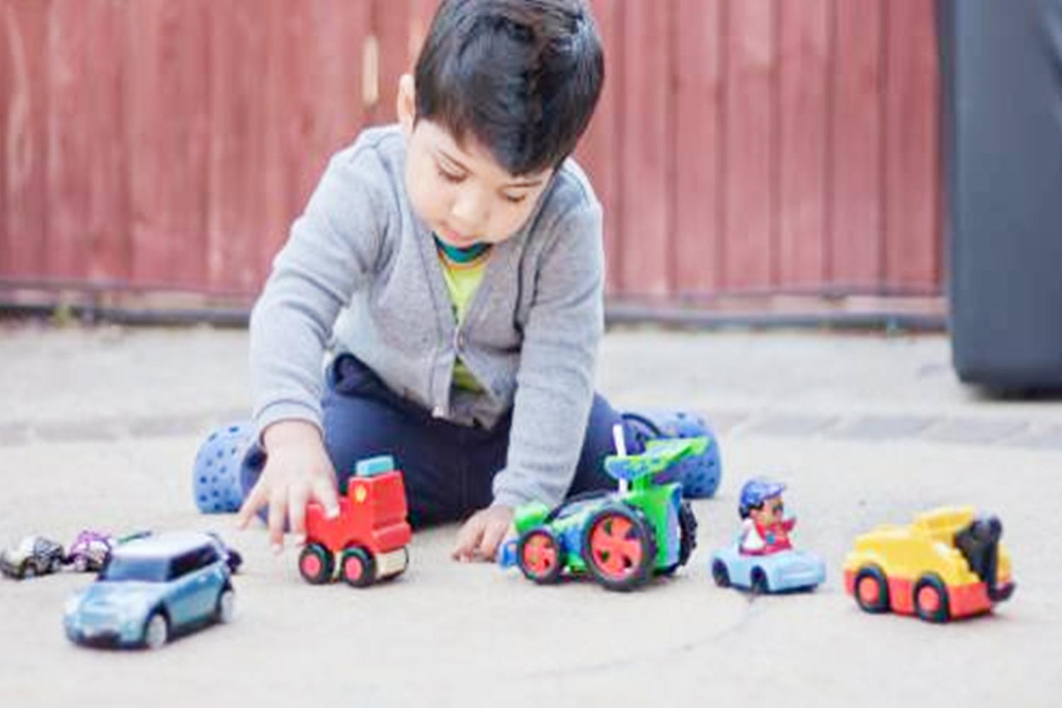 小孩长得像布娃娃,洋娃娃和宝宝长得像