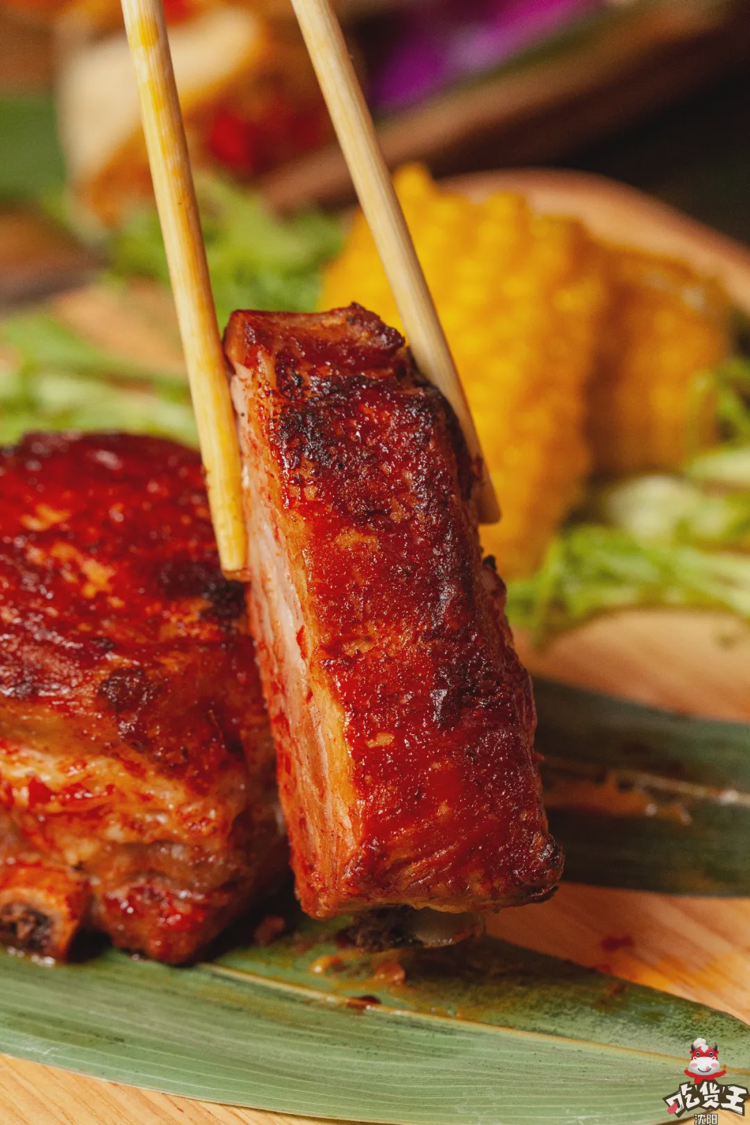 这家藏在居民楼里の「复古酒吧」，居然靠着“人气美食”上位？