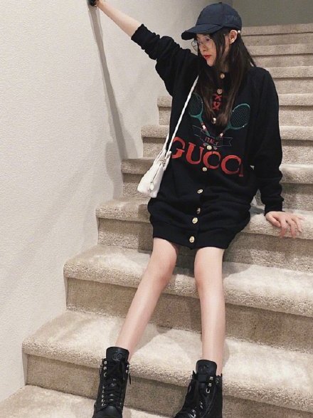 唐嫣穿橘色卫衣裙和罗晋甜蜜约会,36岁唐嫣被罗晋宠出了少女感