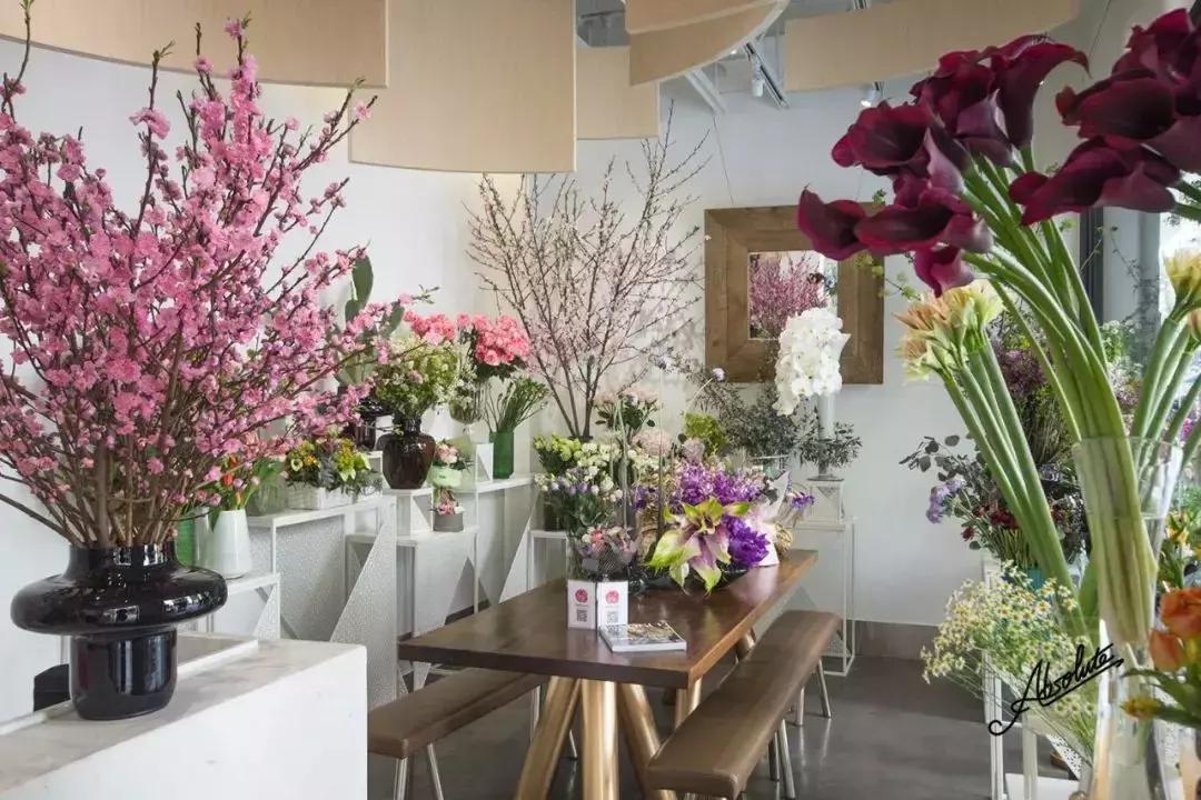 在花园里和鲜花为伴,在花店与鲜花为伴