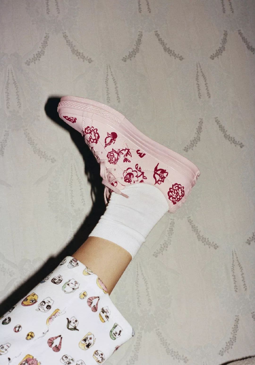 欧阳娜娜穿匡威经典款,匡威高帮帆布鞋欧阳娜娜