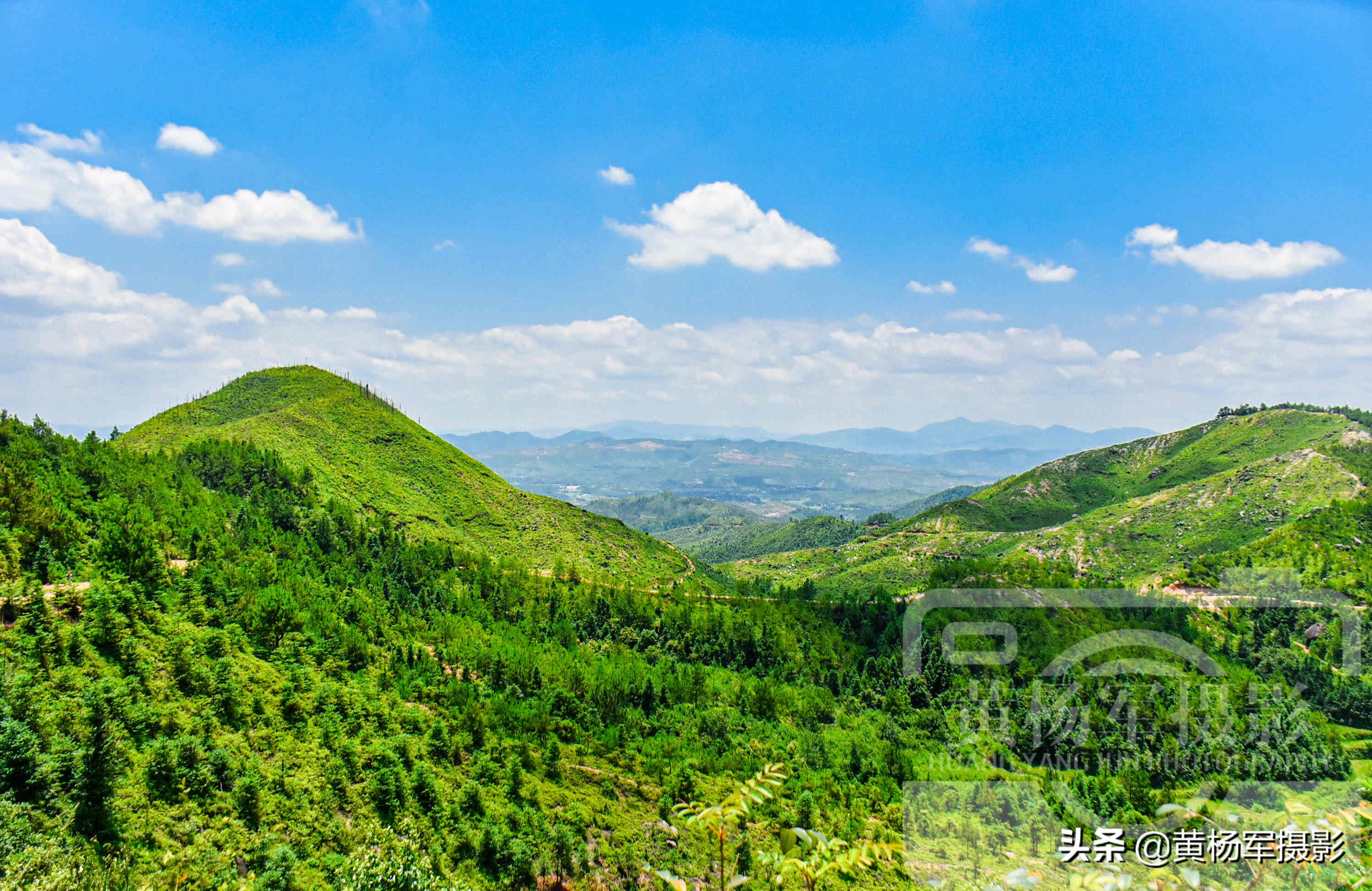 赣州于都县于山的美丽风光，蓝天白云下的绵延青山景色如画，很美