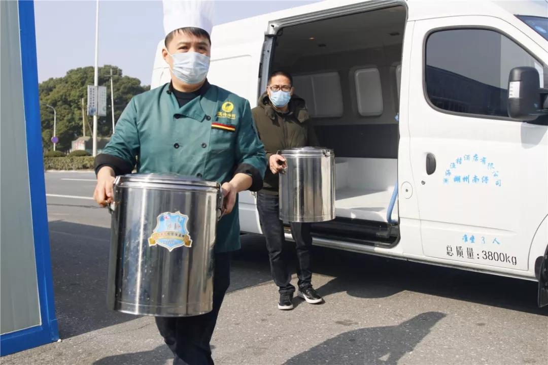 南浔这家企业每天向卡点送去150多份爱心餐