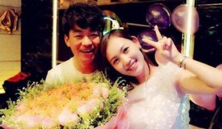 马蓉董卿赴美生子，一个为移民一个为教育，“撤侨令”下如何做？