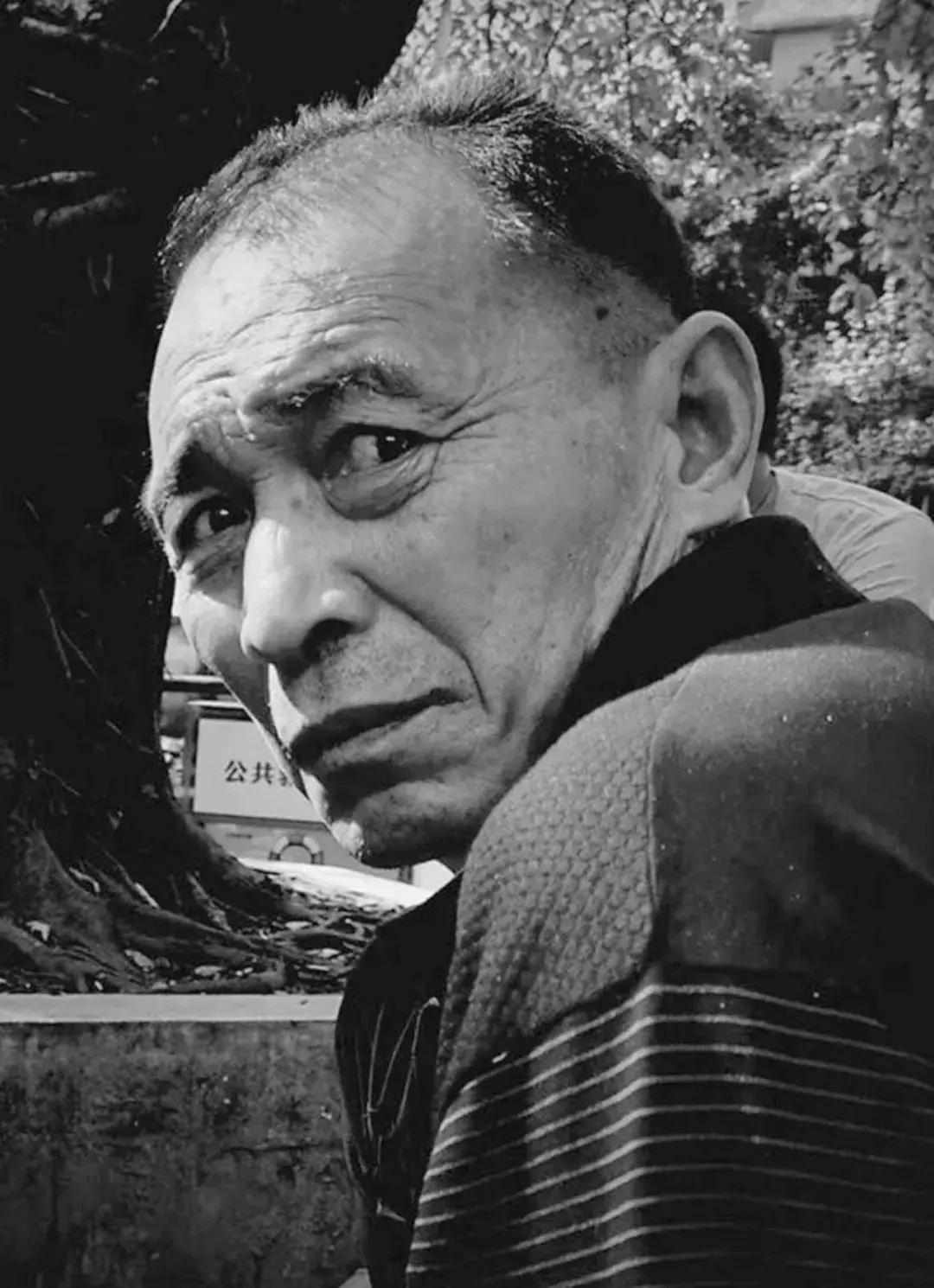 纸上的光影和字：6月30日，来看中国20位诗人的街拍摄影展