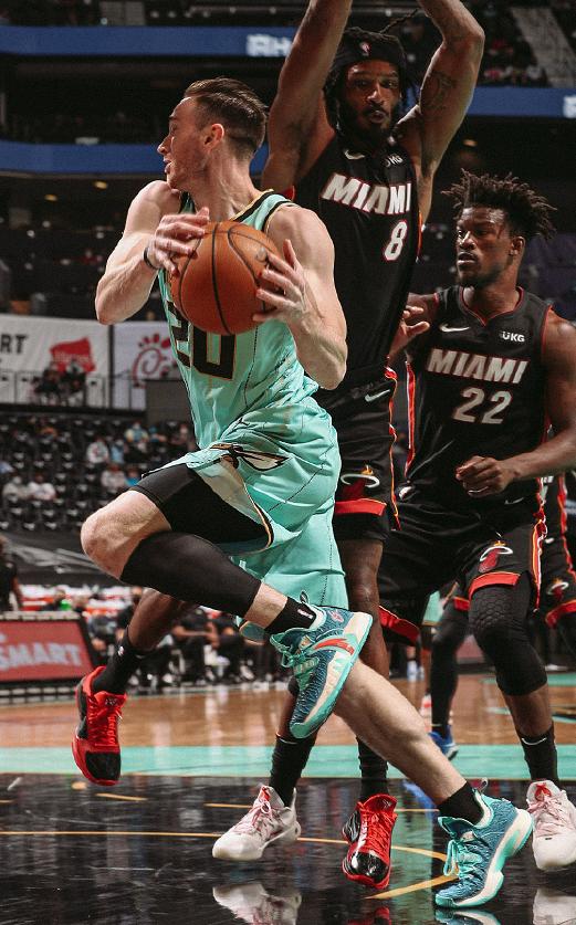 鸿星尔克和安踏比谁的好,鸿星尔克对比安踏哪种好