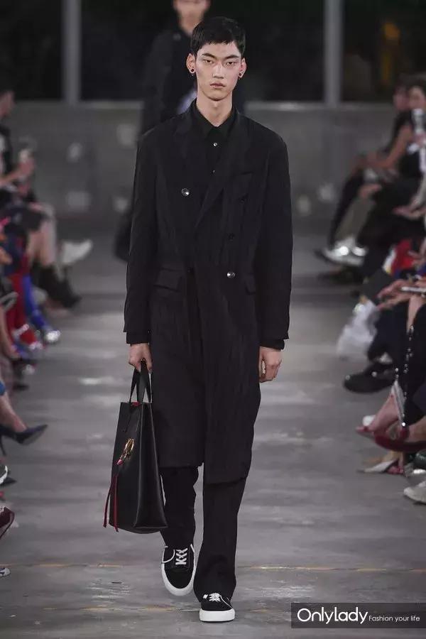 张艺兴valentino东京神图,张艺兴valentino秀场表演