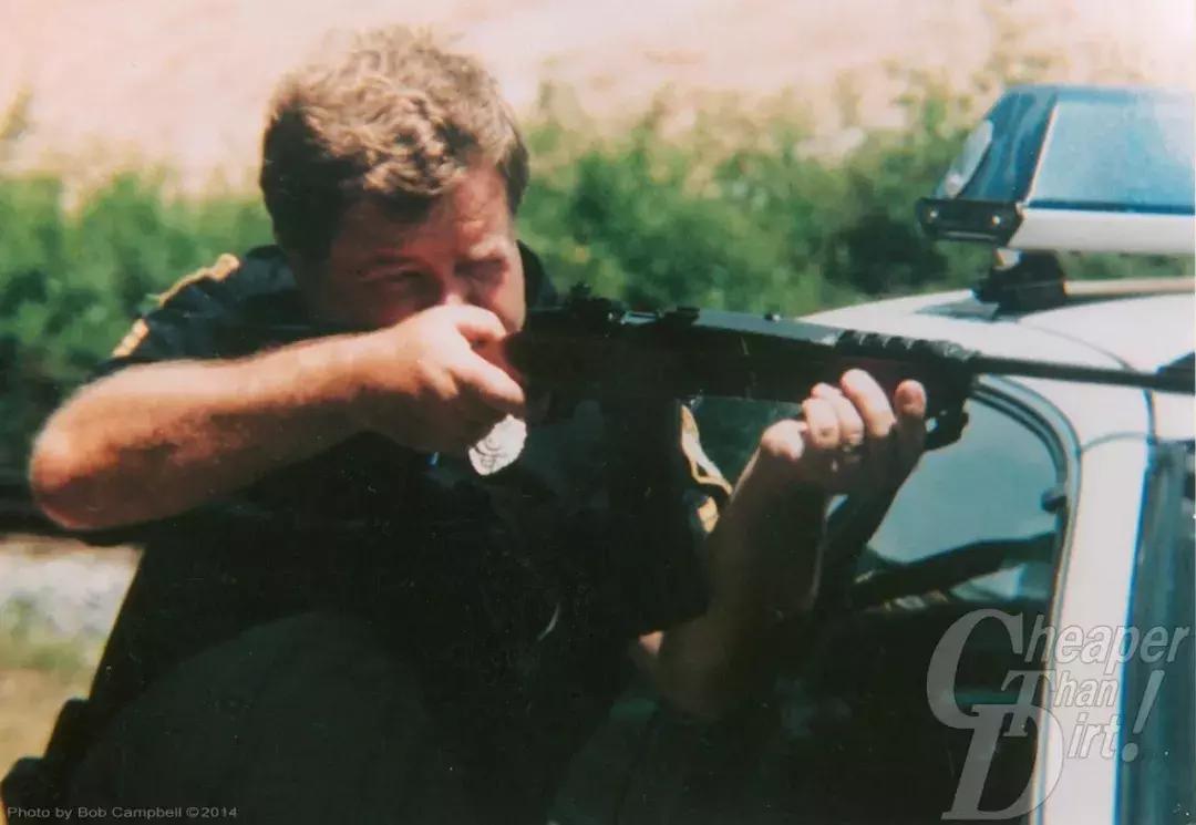 别看这枪叫“迷你”，实际很凶，FBI都吃了大亏8人被打的抬不起头