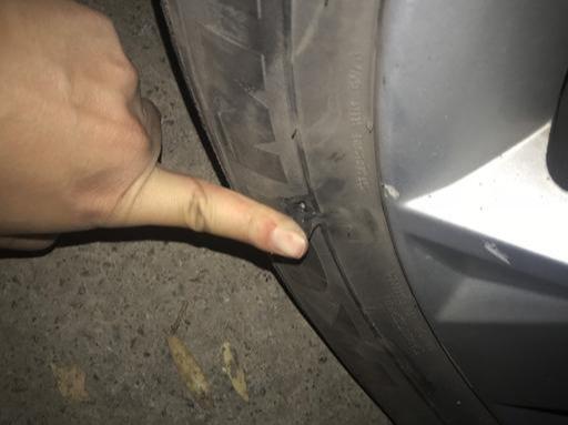 小车轮胎侧面划破了皮还可以用吗,汽车轮胎外皮破了用什么胶水粘