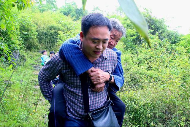 九旬孤寡老人22年在大山建活人墓,92岁孤寡老人22年为自己建活人墓