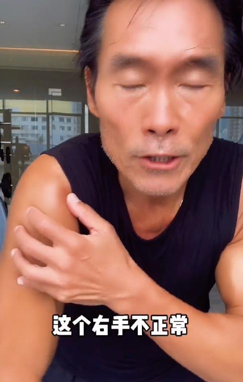 陈小春新店开业，港圈“大佬”齐捧场，60岁程东祭祖归来精神好