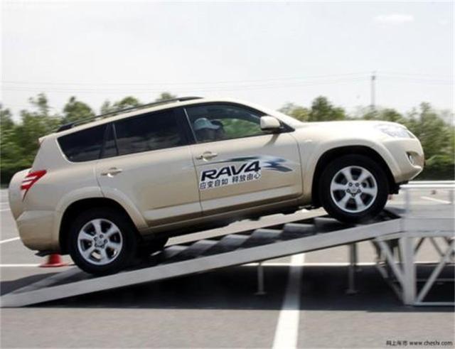 霸道和普拉多哪个值得入手,霸道和普拉多哪个更值得购买