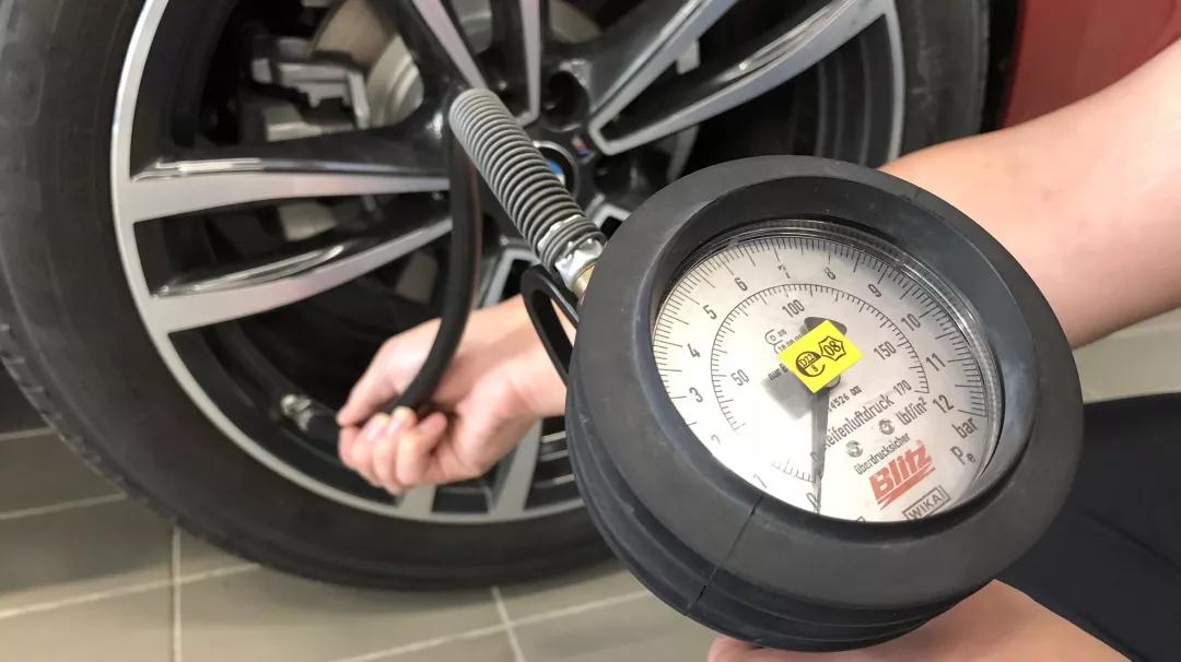 bmw售后更换轮胎,bmw轮胎维修