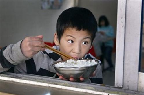 幼儿吃饭慢老师怎么和家长沟通,孩子总是吃饭不长肉怎么办