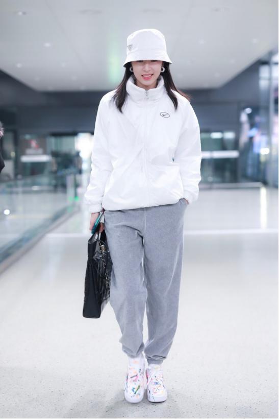 冬季穿一身白超时髦，和周雨彤学习白色服饰搭配，清纯又显白