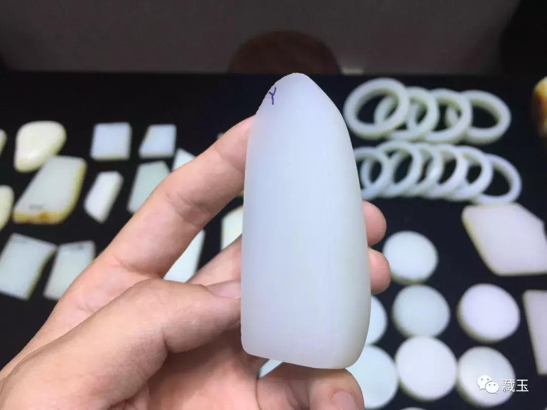 和田玉俄料值不值得入手,和田玉籽料和俄料到底有什么区别