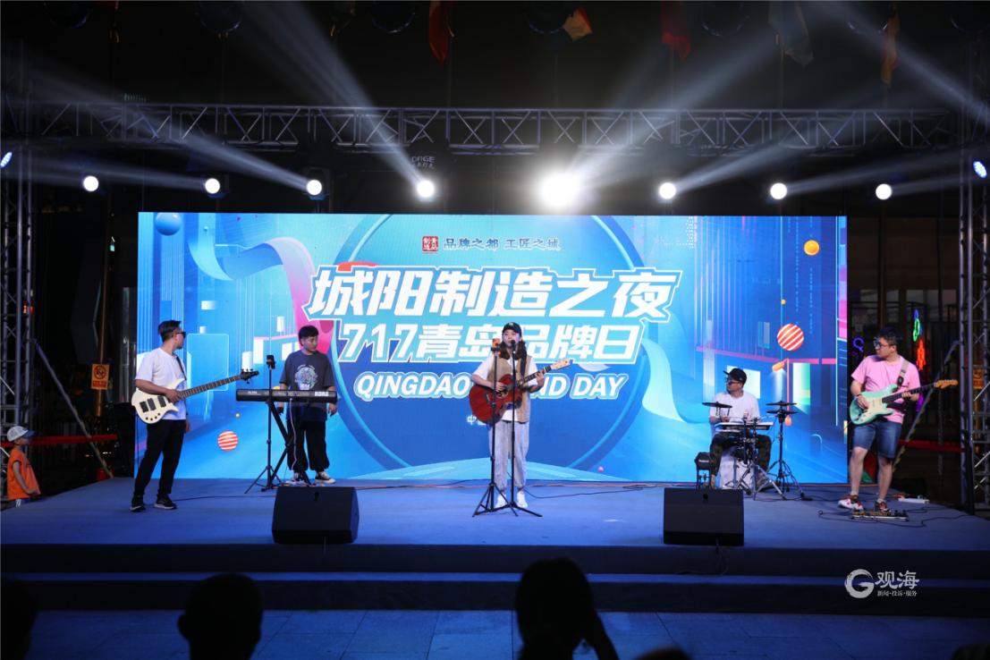 直播现场好多人围观,数万人现场围观