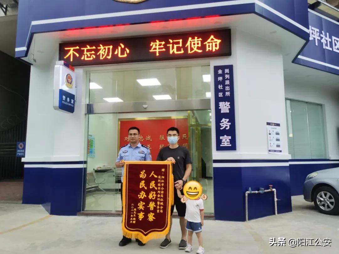 警民共筑连心桥携手保平安,社区警务室与社区共同开展工作