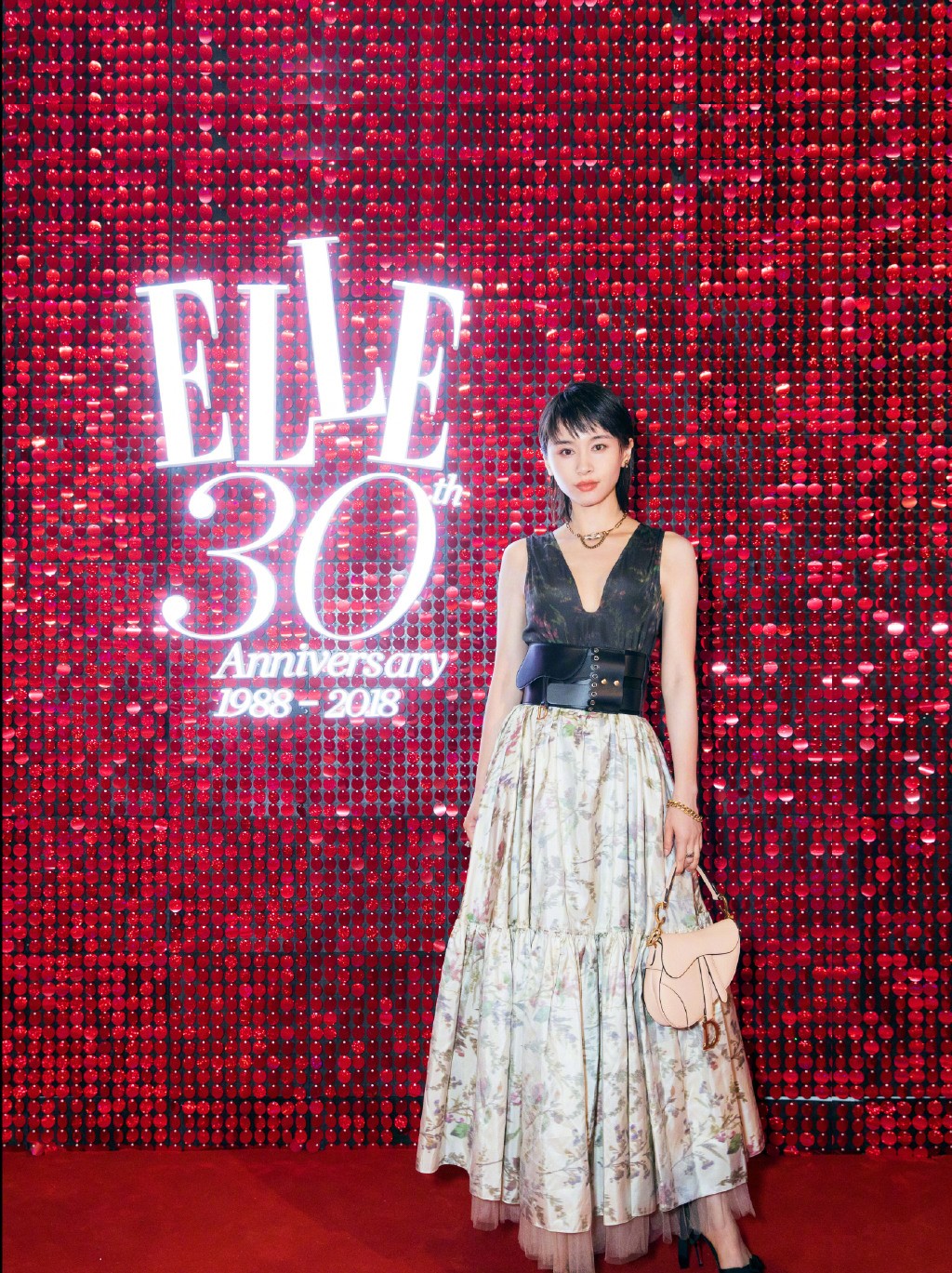 王子文身高162却超会穿,漆皮外套配短靴,玩下衣失踪美腿吸睛