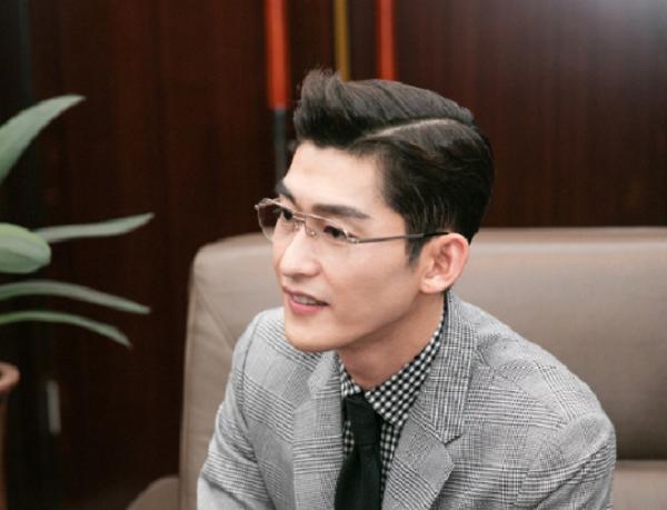 明星机场张翰,明星过安检张翰