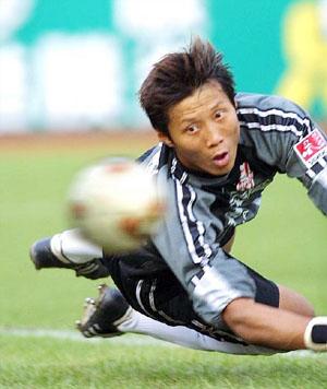 与著名歌星同名的东北门将，拒绝假球比赛中途退场，29岁就退役