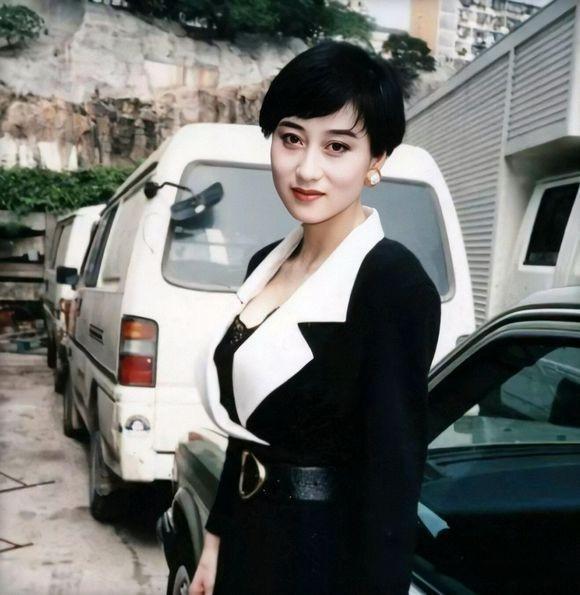 李连杰妻子62岁利智近照曝光,李连杰妻子58岁老态脖颈皮肤抢镜