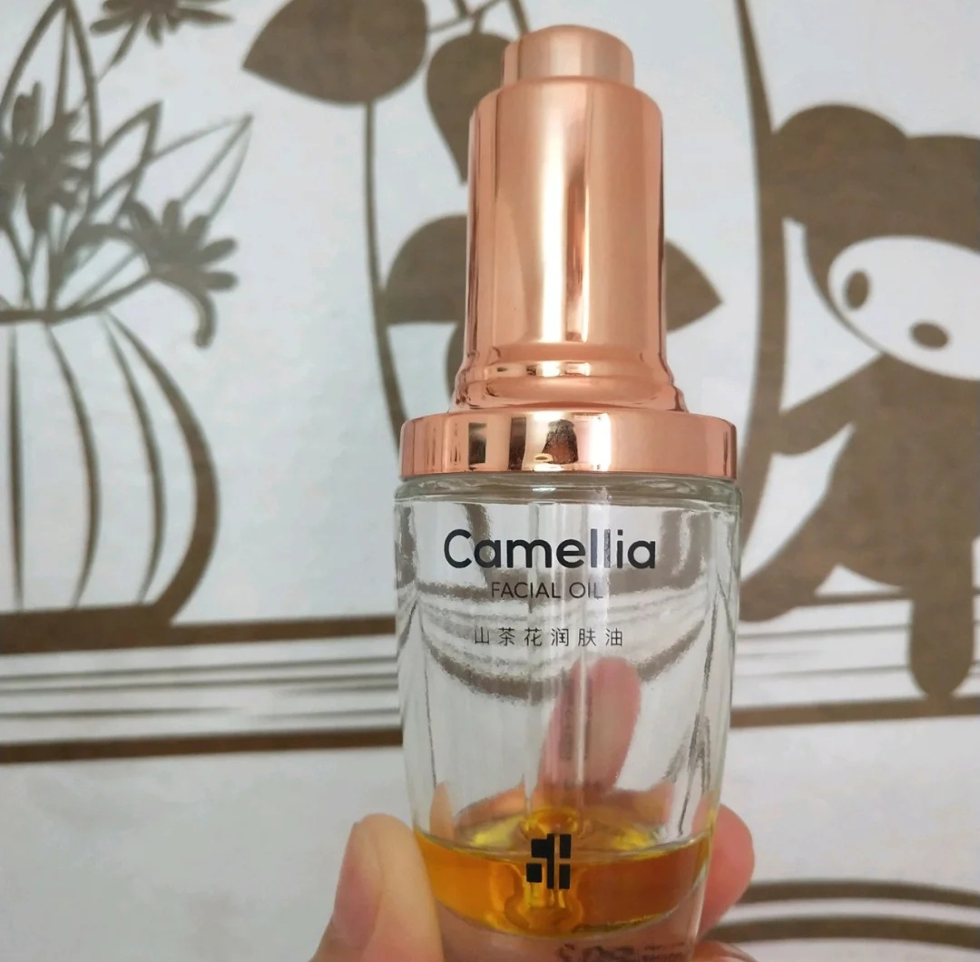 张韶涵坚持用护肤油5年，宋轶直接把油涂全身，难怪皮肤嫩出水