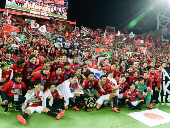 站在看台上,站在看台之上