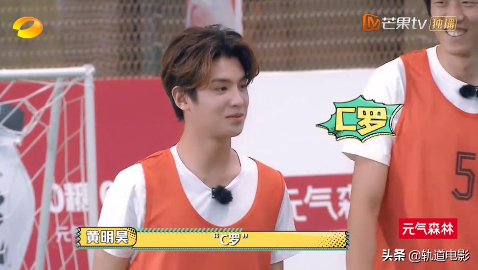 杨洋vr踢球,元气满满的哥哥杨洋踢球