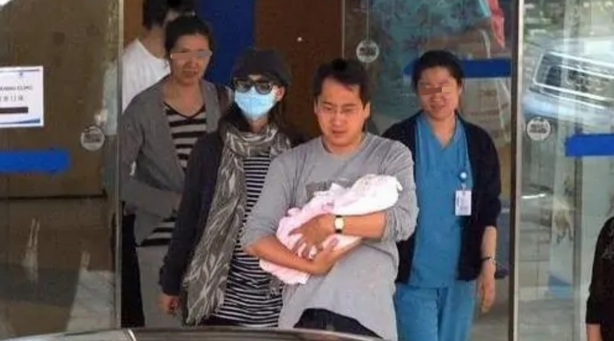 陈好身穿深蓝色礼服亮相,陈好最新穿衣图