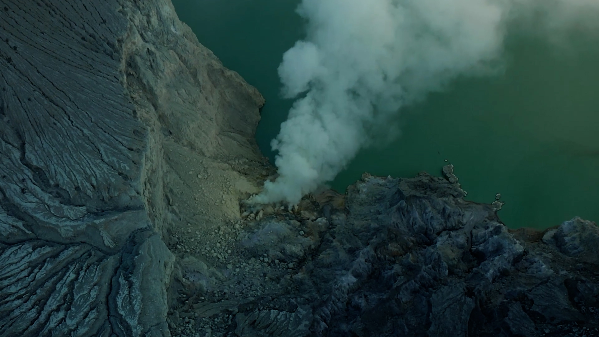 国外女飞行员飞行途中遭遇险情,女飞行员遇到的奇怪事