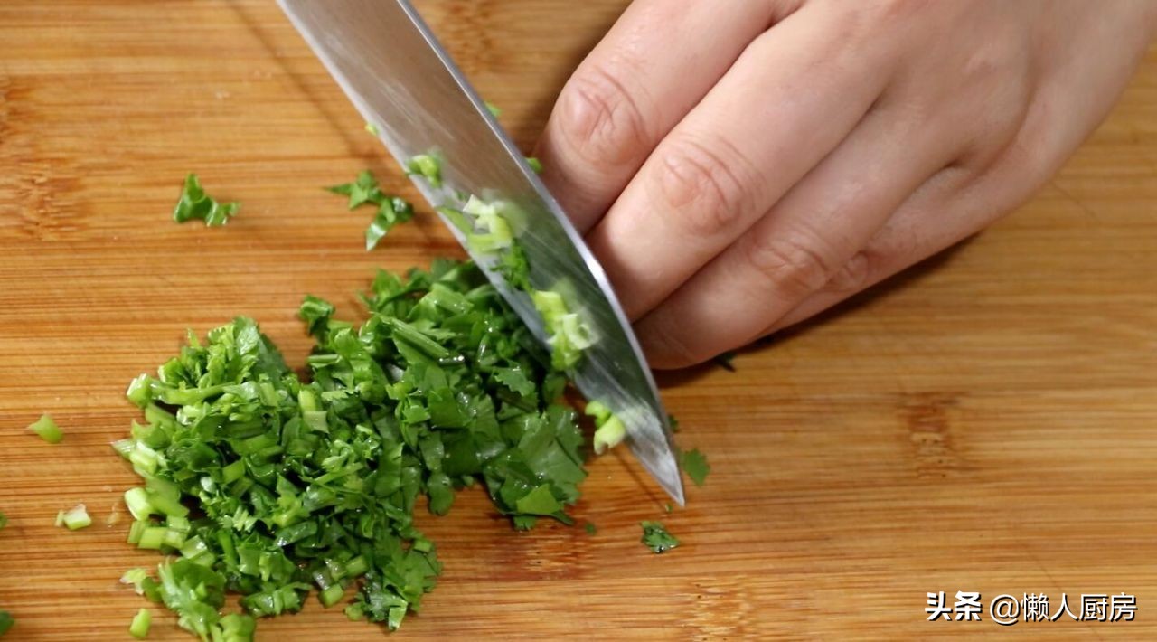 这是牛肉汤的懒人做法,肉嫩无腥味,好喝不油腻,味道香