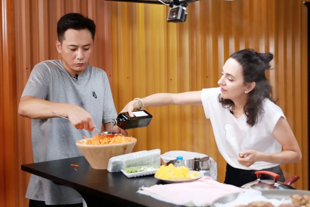 刘烨只能说52个单词,却能娶法国太太,成为尼斯荣誉市民?