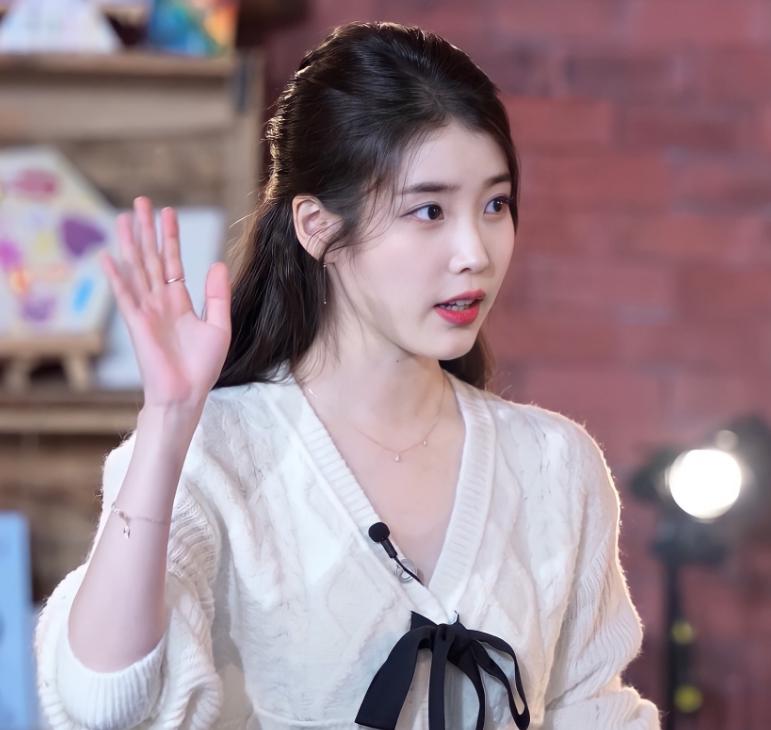 iu能成为韩国女神是有原因的,iu在韩国娱乐圈是什么级别的
