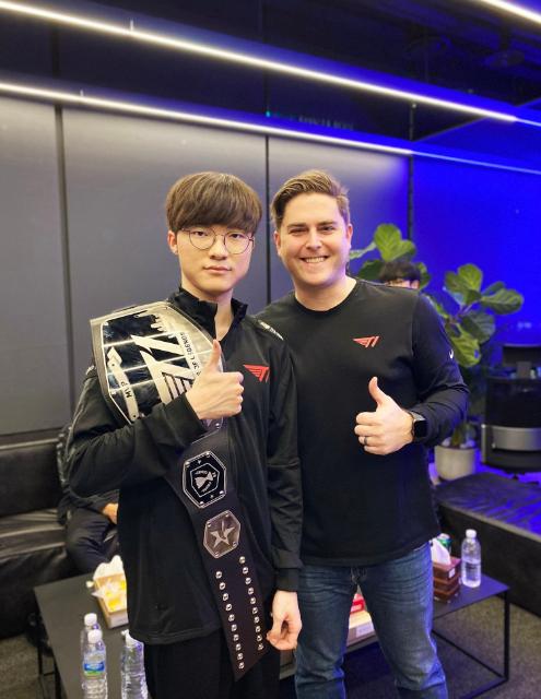 faker拿T1战旗,faker带领t1一穿四夺得第四冠