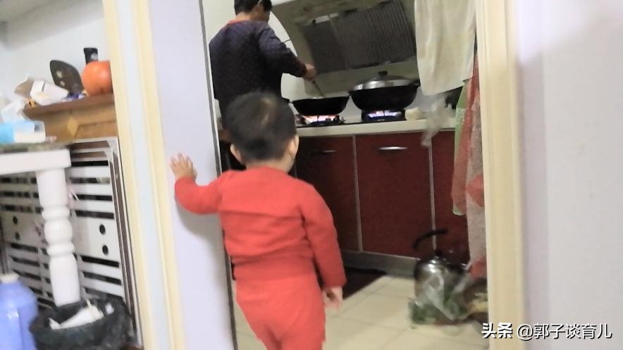 1岁多的宝宝睡不踏实，晚上醒好几次，罪魁祸首竟是奶奶！