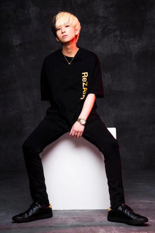 日本帅气第一网红买豪表炫富！全球仅一块，204万他全拿现金付