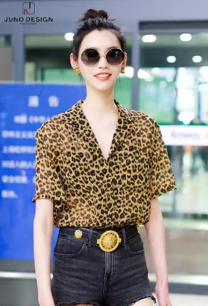 泰妍奚梦瑶,奚梦瑶穿miumiu黑钻吊带裙