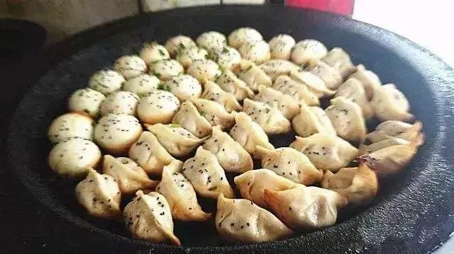 一口下去，满口留香，这便是生煎的魅力！好吃到舔屏！