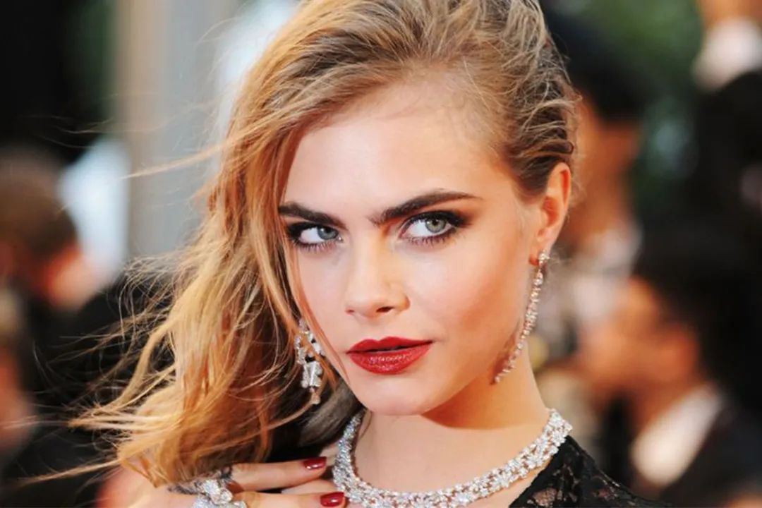 蕾哈娜同款文胸,维密大秀歌曲现场蕾哈娜