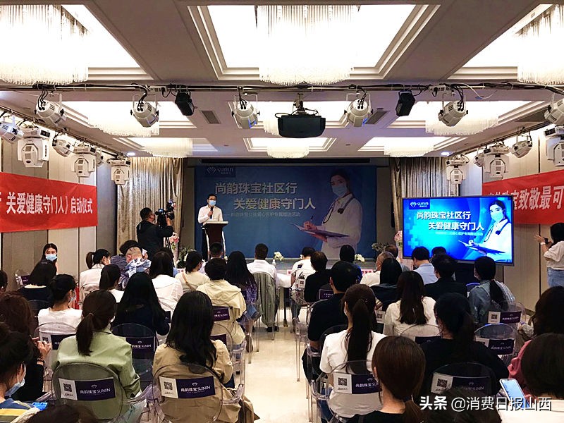 致敬守卫健康的白衣天使,爱心捐赠送温暖致敬城市坚守者