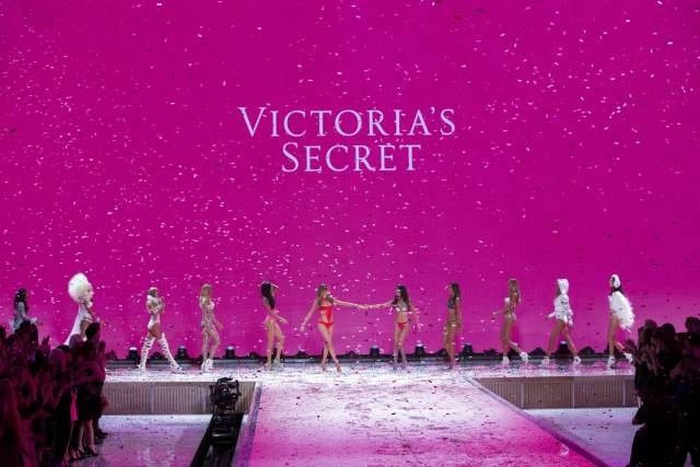 prada线上发布2021春夏系列,prada2021秋冬时装发布会时间