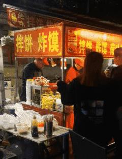 宿管阿姨辞职,辍学摆摊卖炸串
