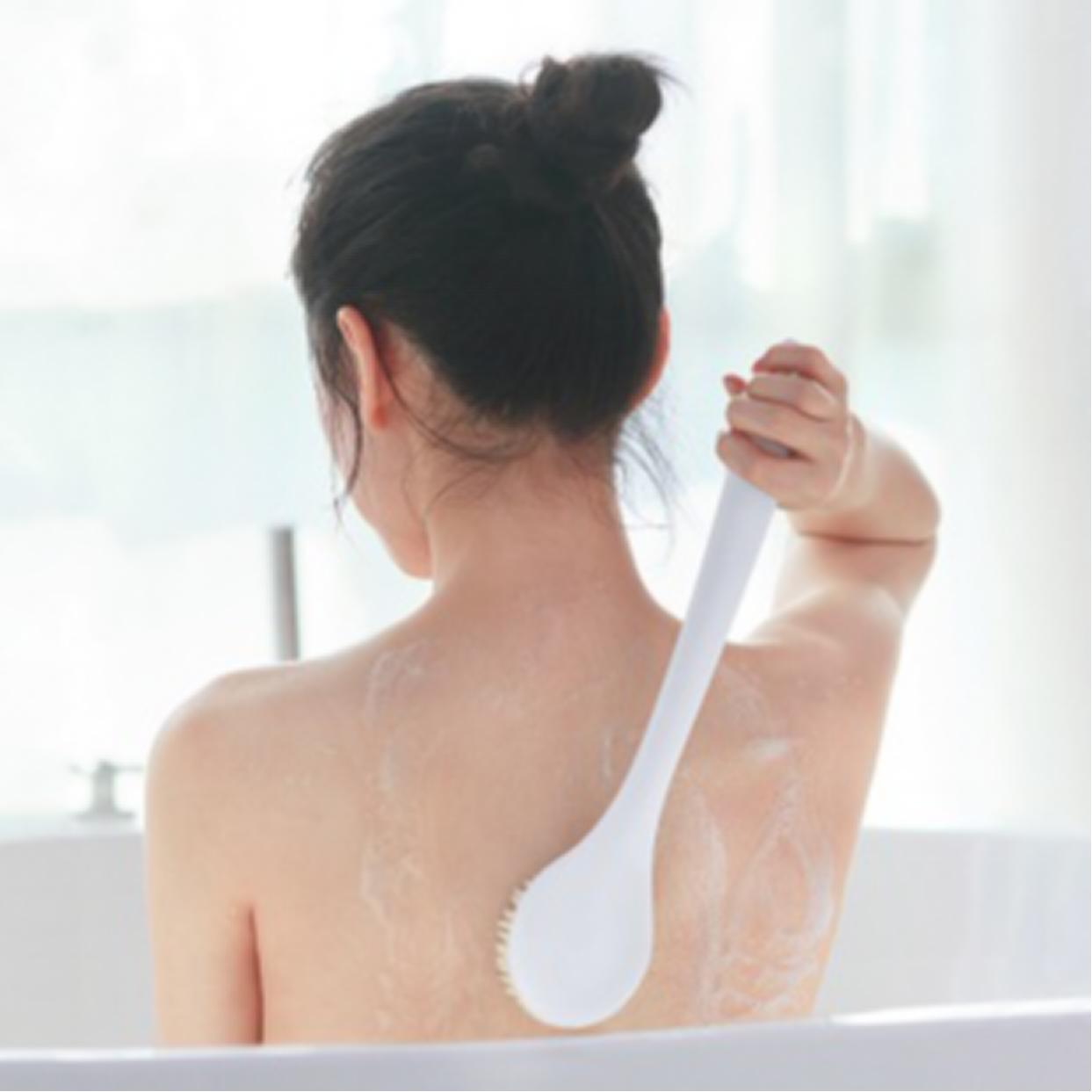 背后有痘痘怎么祛痘最有效,背部长痘痘四个方法教你如何祛痘