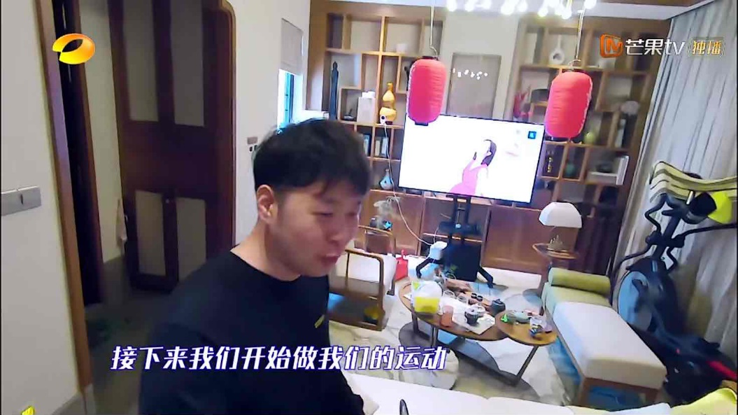 快本男主持私宅公开，嘉哥梳妆台上堆满化妆品，和何老师大有不同