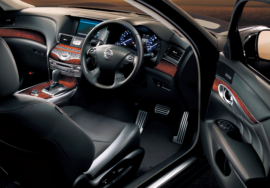 没落的日系三大旗舰车，本田里程、丰田皇冠、日产风雅你都认识吗