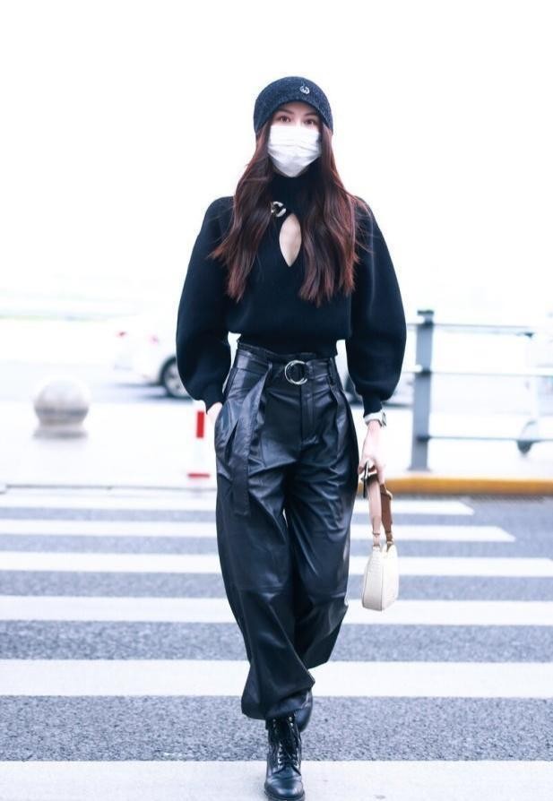 解锁冬季穿搭新方式:毛衣+皮裤,保暖又时髦,超模明星也在穿